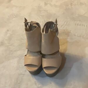 Gianni Bini Beige size 7 wedges!